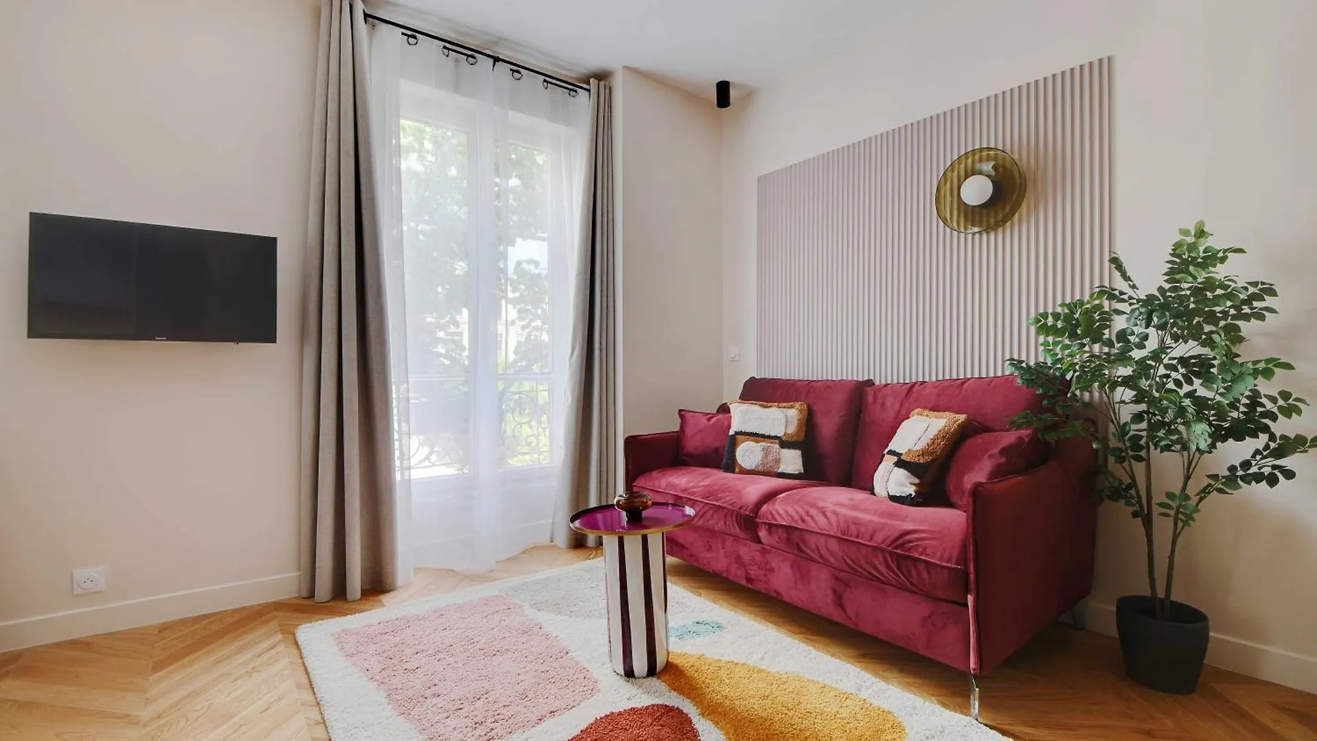 Parisian With Air Conditioning Eiffel Tower Apartment