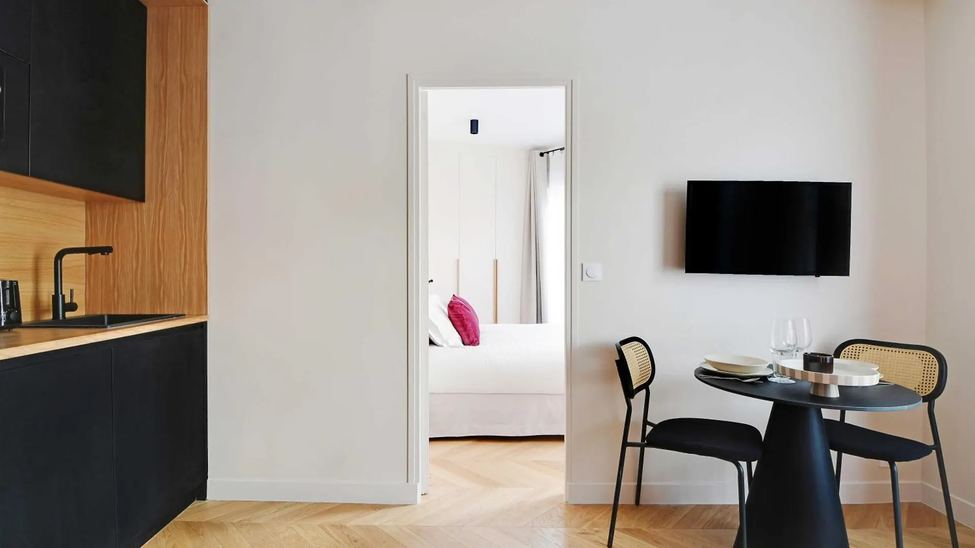 Parisian With Air Conditioning Eiffel Tower Apartment