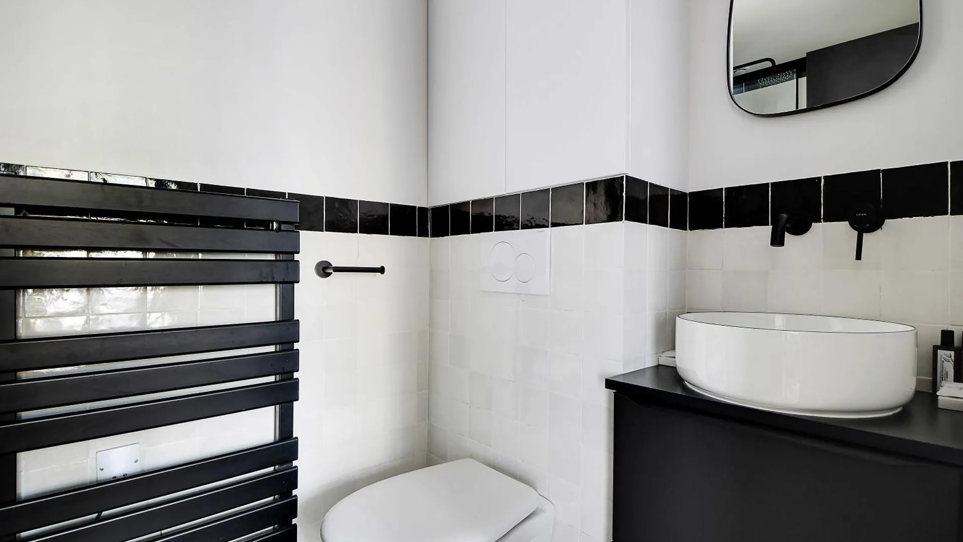 Parisian With Air Conditioning Eiffel Tower Apartment