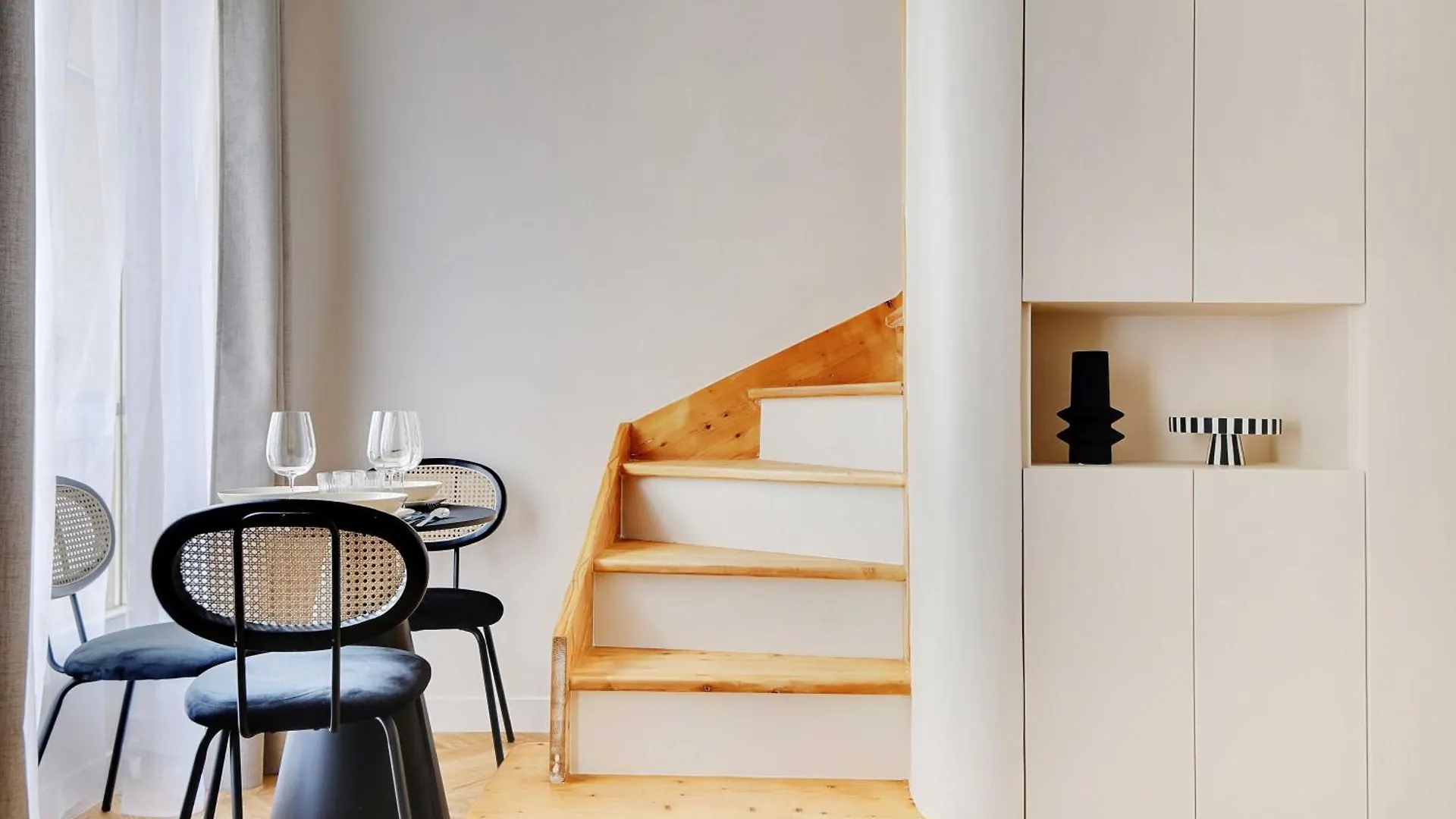 Parisian With Air Conditioning Eiffel Tower Apartment