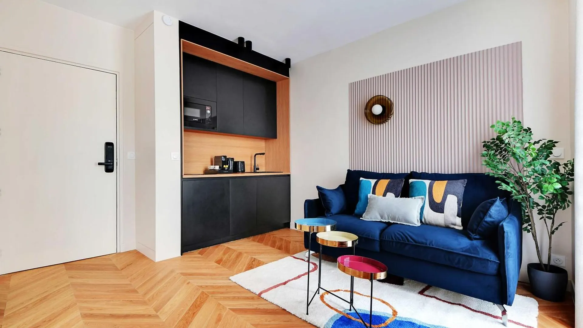Parisian With Air Conditioning Eiffel Tower Apartment Paris