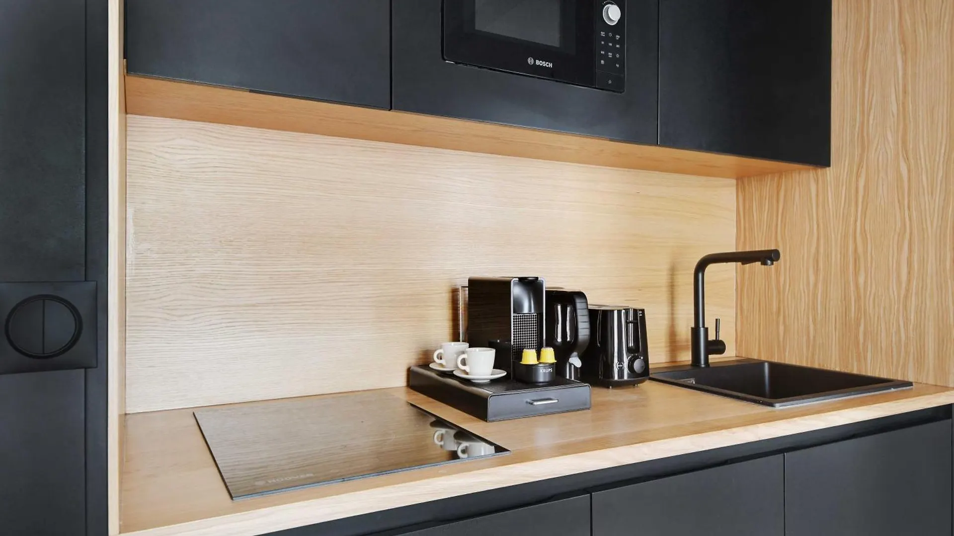 Parisian With Air Conditioning Eiffel Tower Apartment